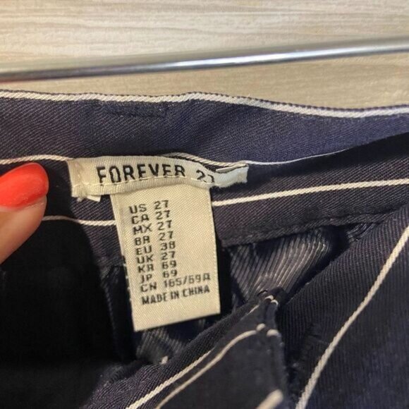 Forever 21 Women's‎ Navy / White Pinstripe Shorts - Picture 7 of 7